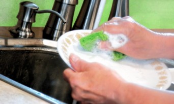 Cum să foloseşti doar jumătate din detergentul de vase