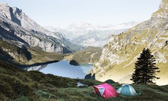 Cum să-ţi organizezi  excursia cu cortul