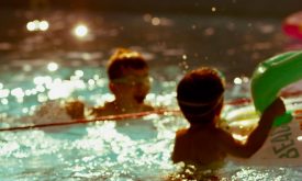 Ce să iei cu tine când mergi la piscină
