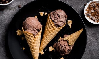 Înghețată rapidă de ciocolată cu avocado și caju