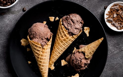 Înghețată rapidă de ciocolată cu avocado și caju