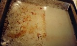 Cum să cureţi ieftin aragazul, cuptorul, tăvile şi tigăile arse