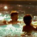 Ce să iei cu tine când mergi la piscină